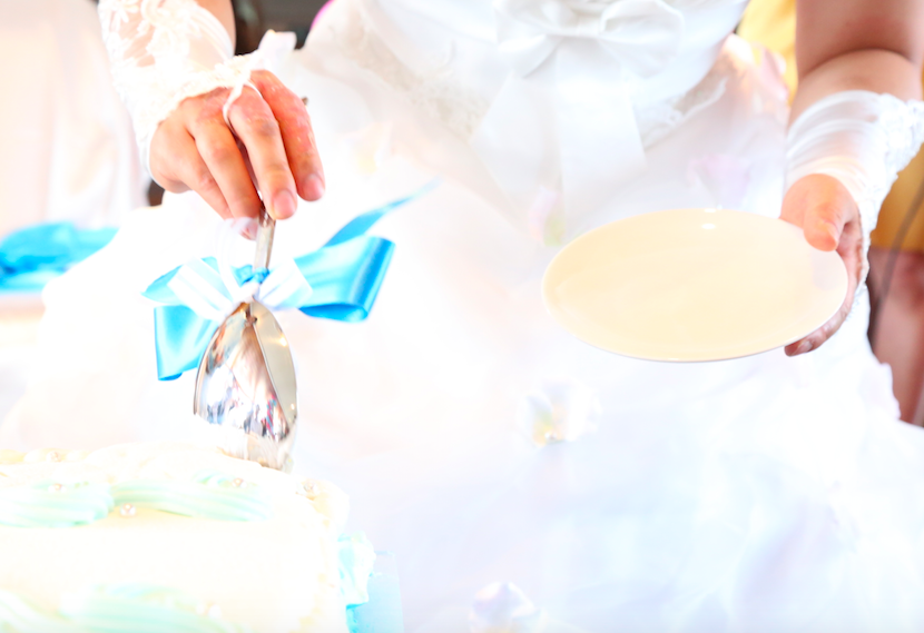 二次会ウェディングケーキで甘い演出！ファーストバイトしましょ！