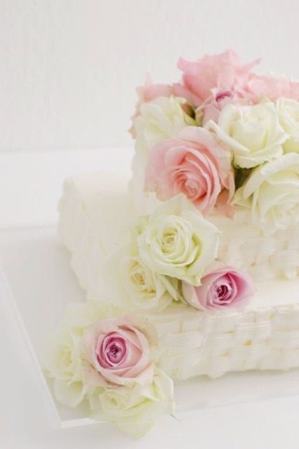 可愛いウェディングケーキの代表！お花をモチーフにしたケーキをオーダーメイド！