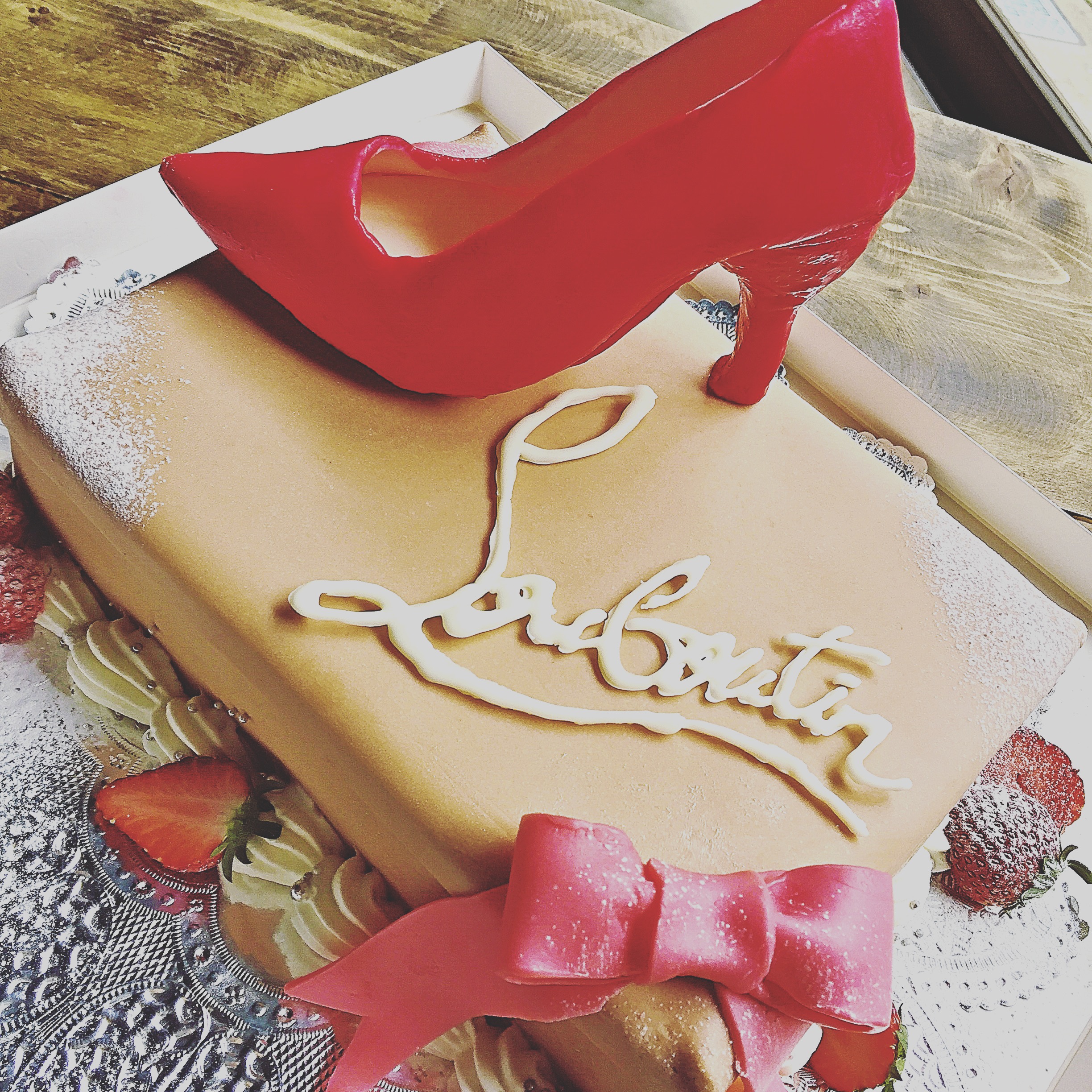 オーダーメイド事例:李 雨瀟さんへの誕生日ケーキのルブタンケーキ!!!