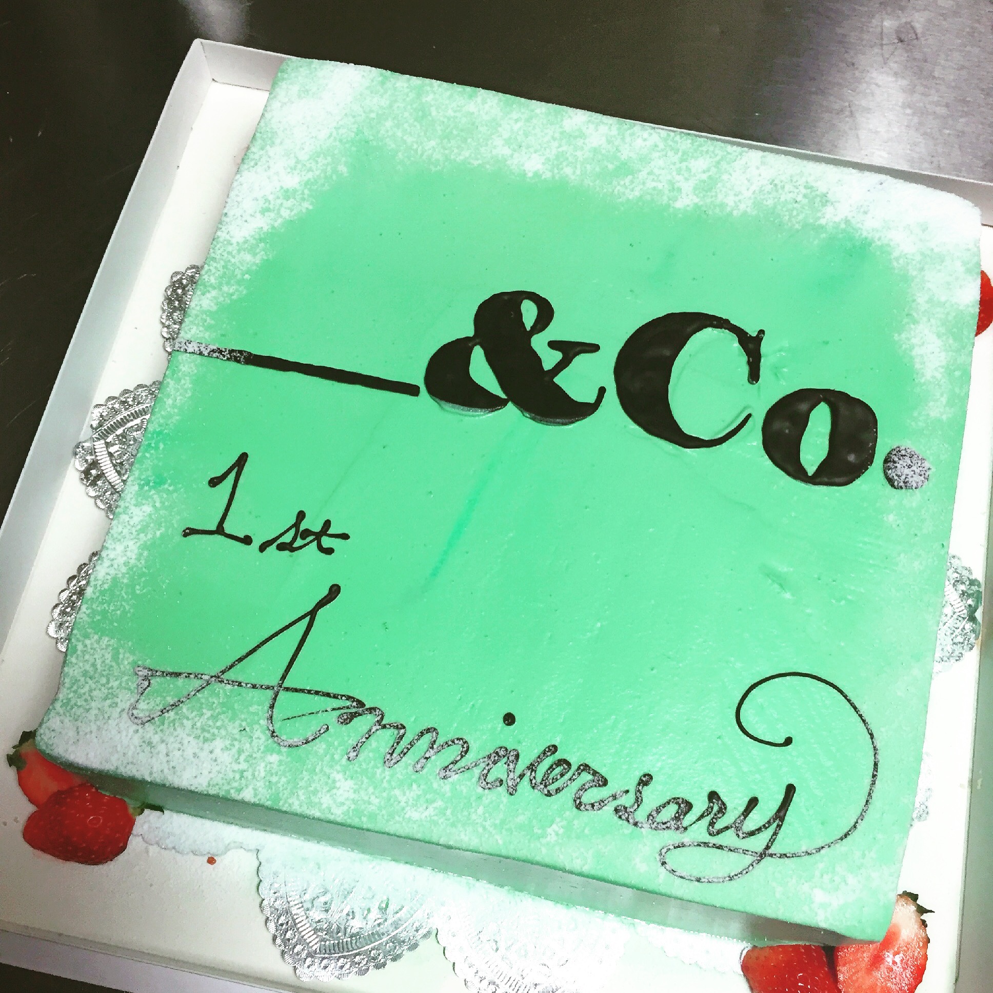 ロゴデザインのオーダーメイドケーキを注文しよう！