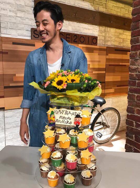 オーダーメイドケーキ事例：キングコング西野亮廣さんのバースデーカップケーキタワー!!!