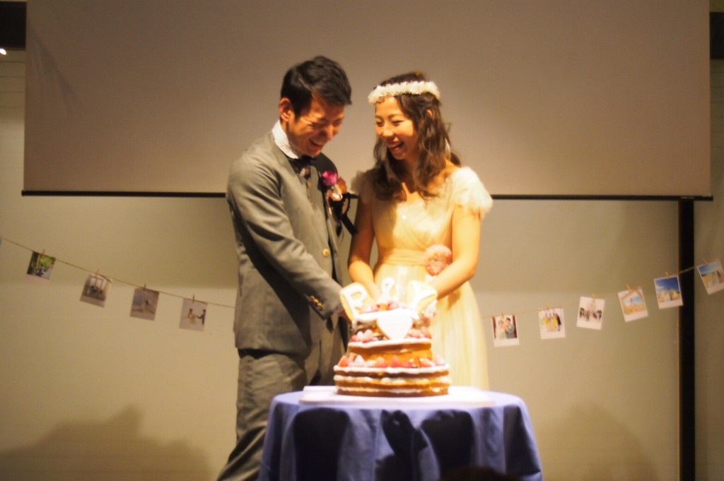 ウェディングケーキ事例：大きなイニシャルのネイキッドケーキ!!!