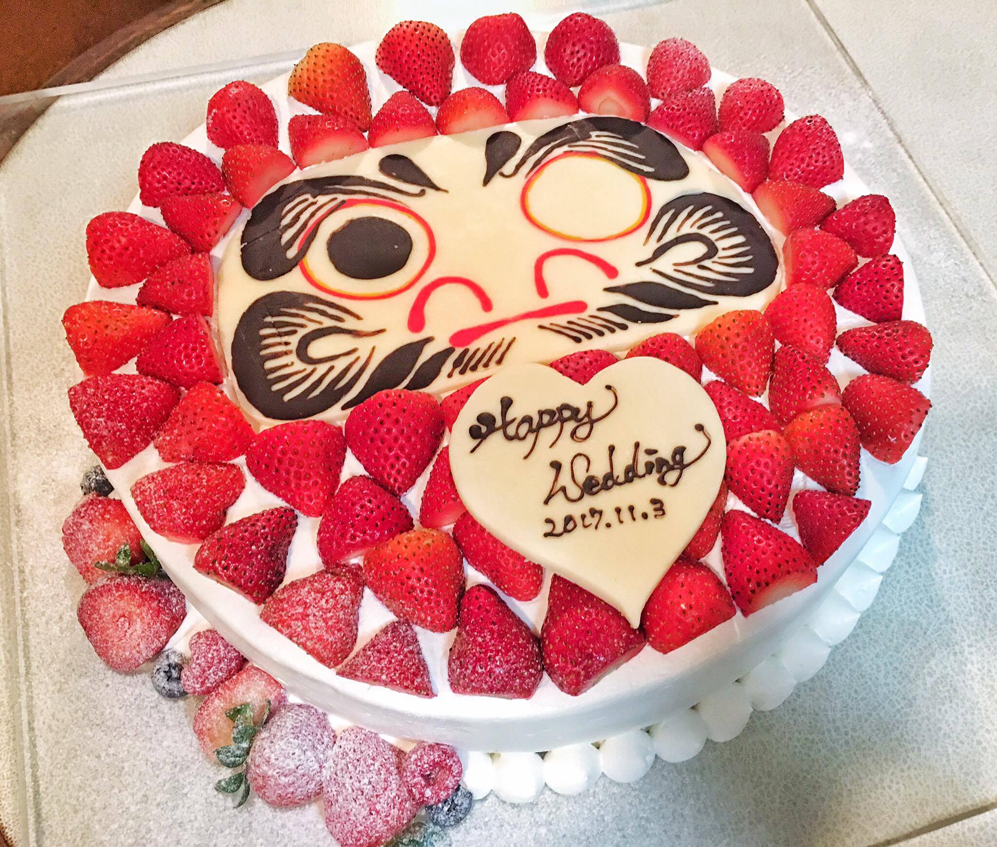 ウェディングケーキ事例：イチゴたっぷりだるまのケーキと目入れセレモニー‼︎