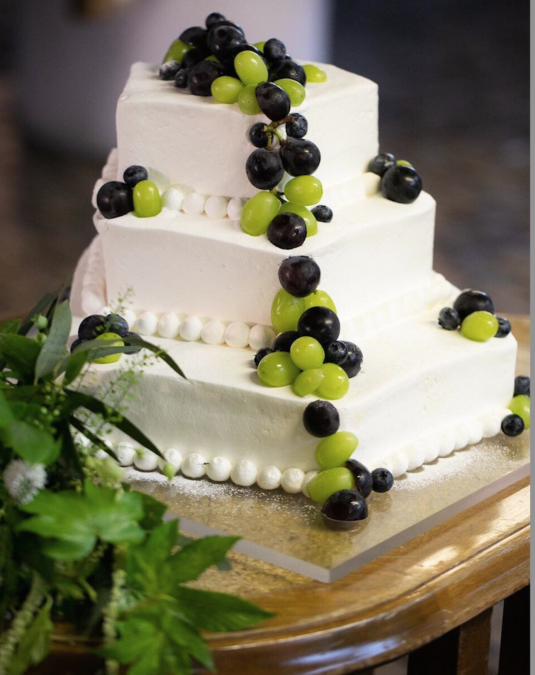 【オリジナルウェディングケーキ事例】土地で採れたフルーツを使ったウェディングケーキ！